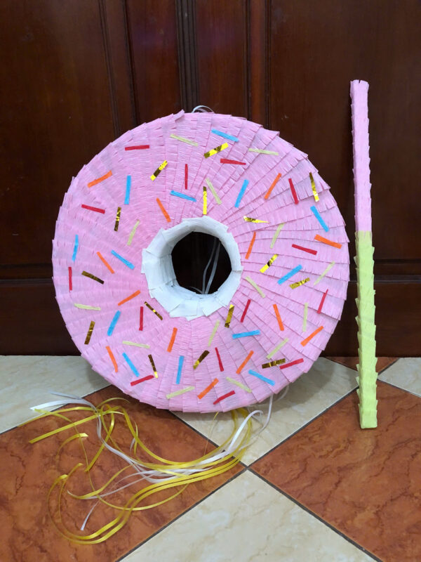 pinata bánh donut khổng lồ